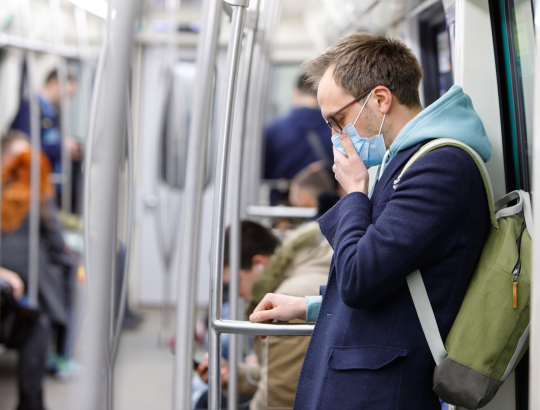 Опрос: россияне стали бояться кашлять в общественных местах